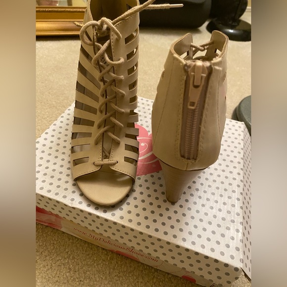 Woman’s size 7.5 beige heals - Picture 3 of 6